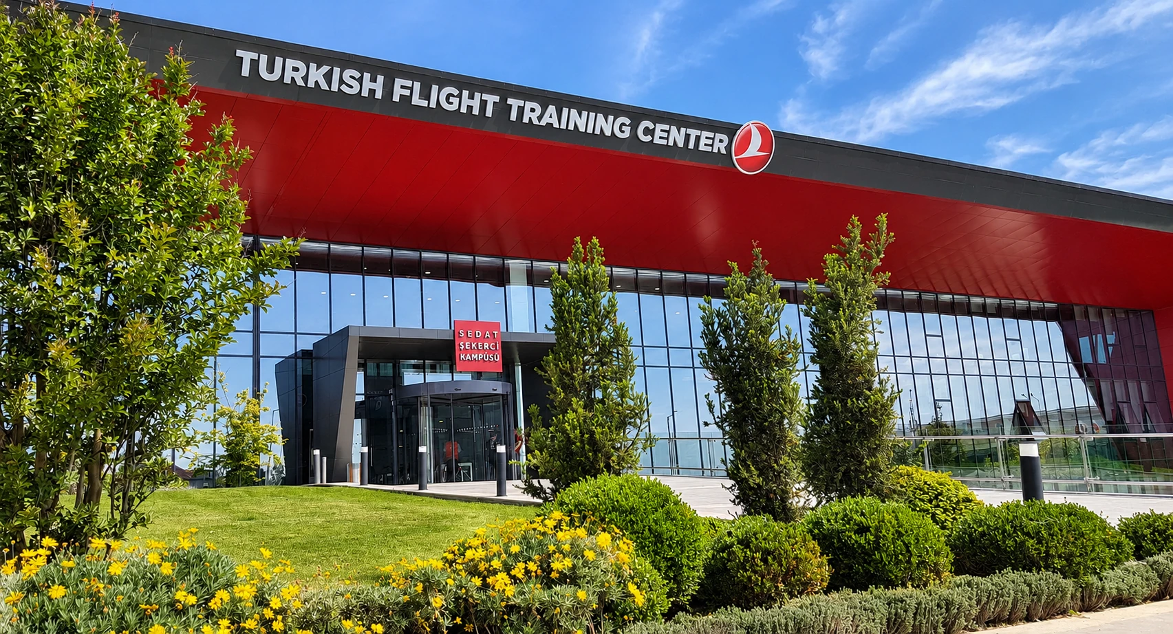 THY · Sedat Şekerci Kampüsü. Kurumsal mimariyi tamamlayan yeşil alanlar ve bitkisel kompozisyonlar.