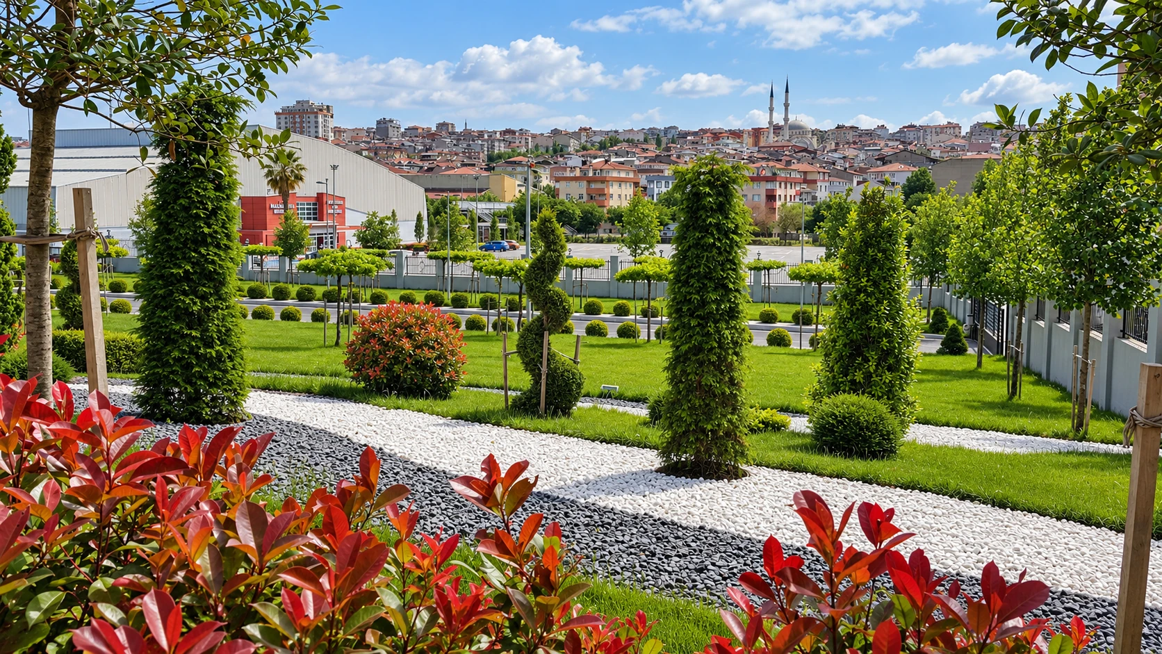 Modern Kent Peyzajı. Formlu ağaçlar ve renkli zemin kaplamalarıyla kentsel alanlarda düzenli yürüyüş yolları tasarlıyoruz.