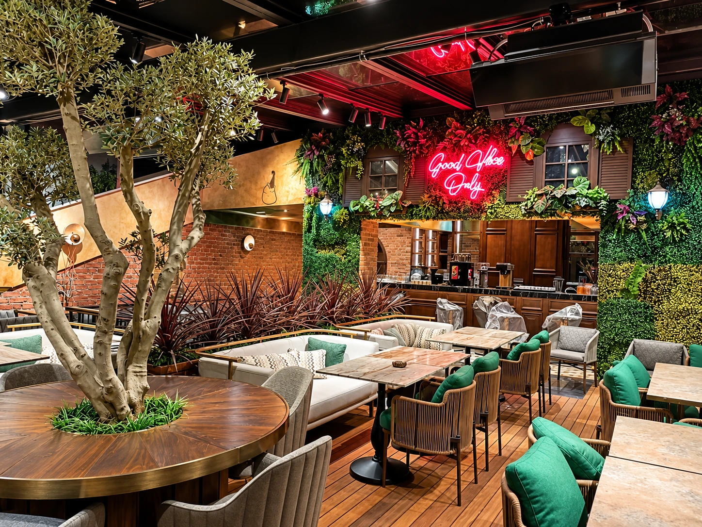 Sirkeci · Restoran peyzajı. Restoran ve eğlence alanlarına, zeytin ağaçları ve dikey bahçelerle doğal odak noktaları ve sıcak bir atmosfer katıyoruz.
